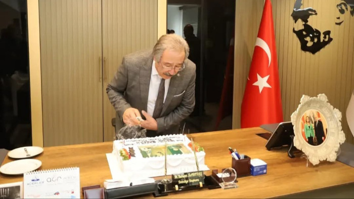 Başkan Mustafa Kenan Sarıtaş'a sürpriz doğum günü kutlaması yapıldı 